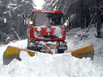 Un camión aparta nieve en el Pirineo aragonés Un camión aparta nieve en el Pirineo aragonés