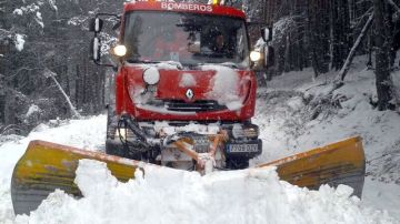 Un camión aparta nieve en el Pirineo aragonés