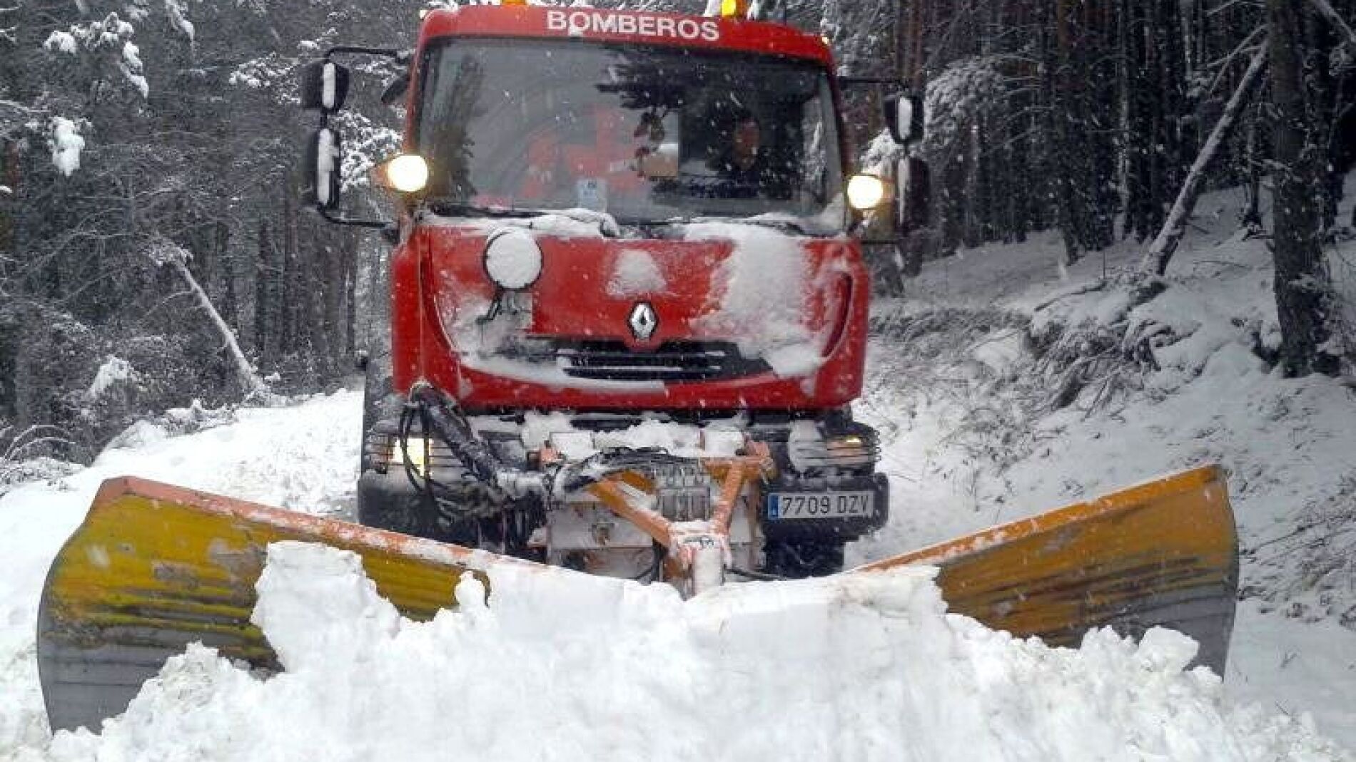 Un cami&oacute;n aparta nieve en el Pirineo aragon&eacute;s