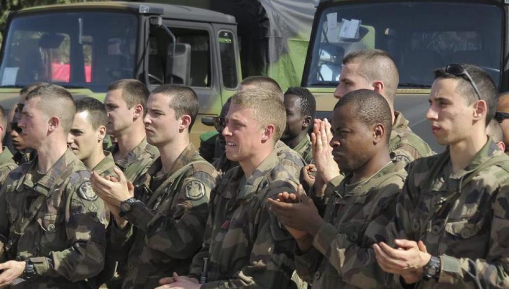 Miembros del ejército francés aplauden el discurso pornunciado por el presidente de Mali Dioncounda Traore 