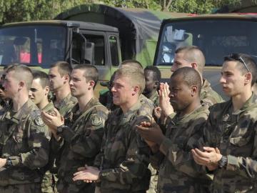 Miembros del ejército francés aplauden el discurso pornunciado por el presidente de Mali Dioncounda Traore 