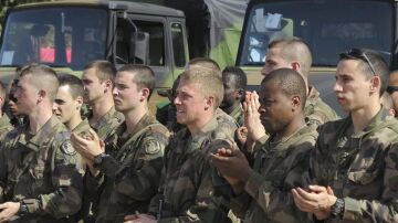 Miembros del ejército francés aplauden el discurso pornunciado por el presidente de Mali Dioncounda Traore 