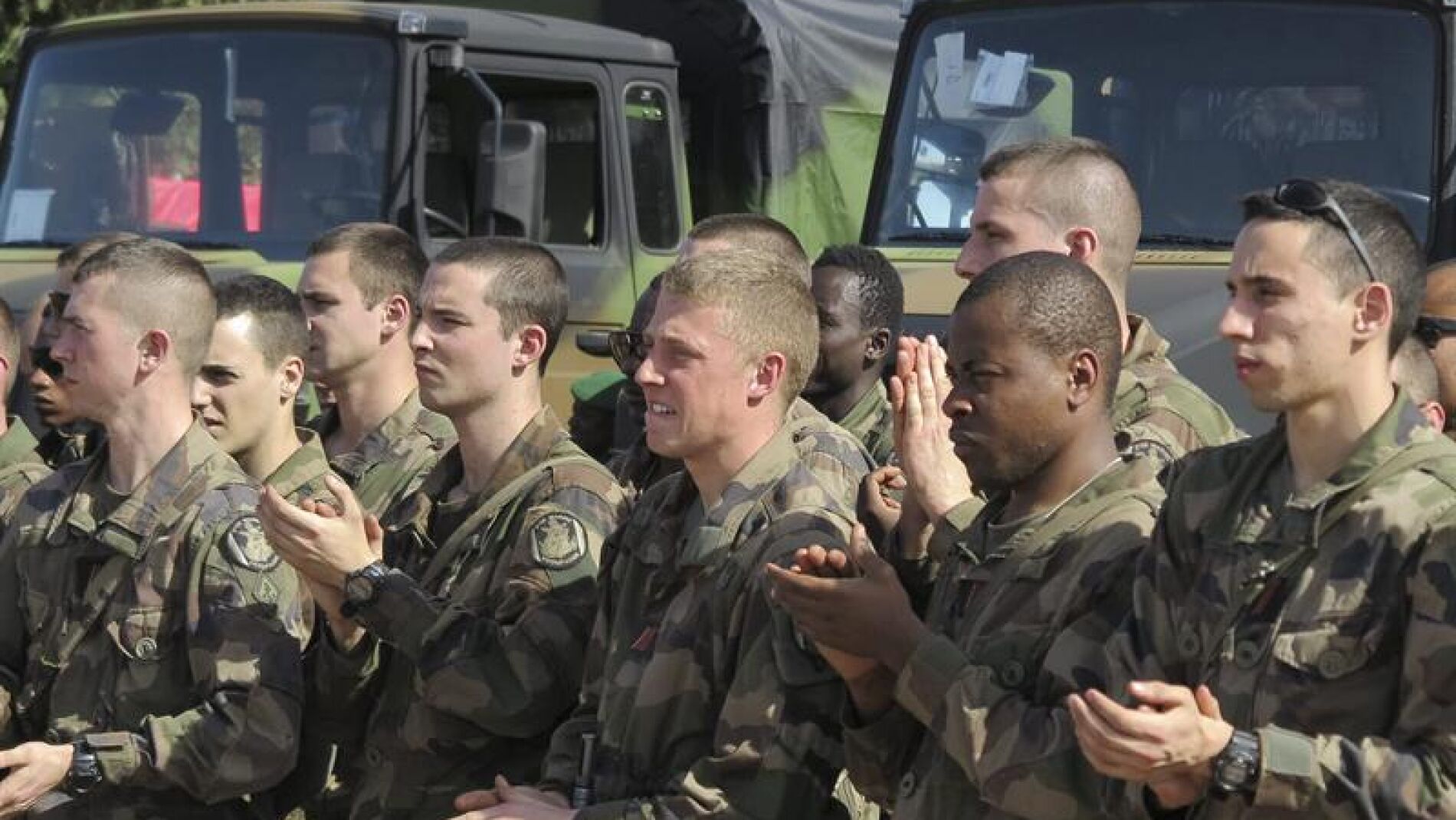 Miembros del ej&eacute;rcito franc&eacute;s aplauden el discurso pornunciado por el presidente de Mali Dioncounda Traore 