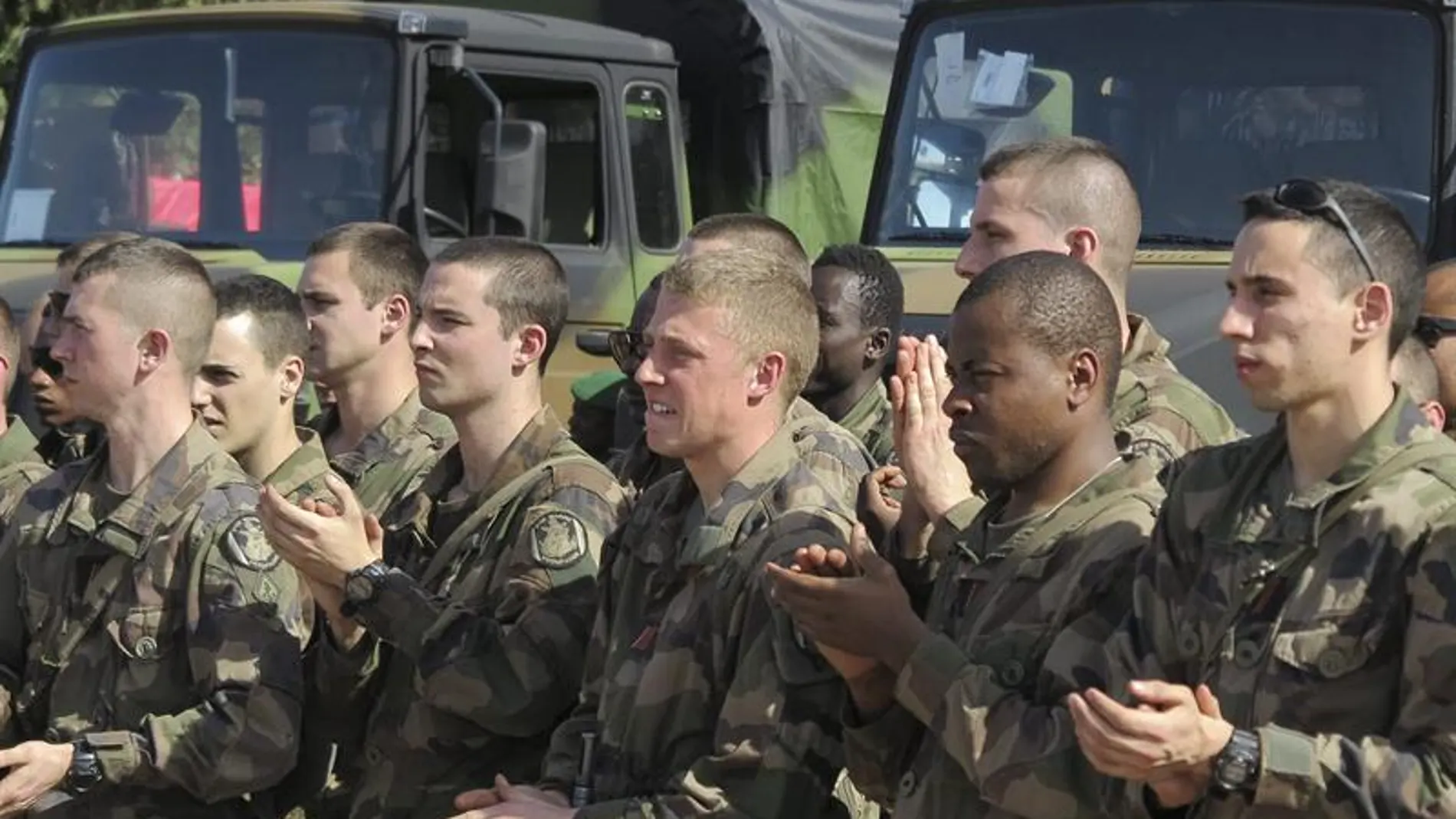 Miembros del ejército francés aplauden el discurso pornunciado por el presidente de Mali Dioncounda Traore Miembros del ejército francés aplauden el discurso pornunciado por el presidente de Mali Dioncounda Traore