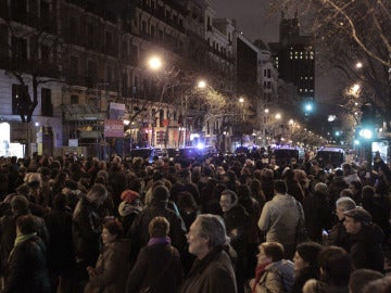 Manifestantes frente a la sede del PP en Génova