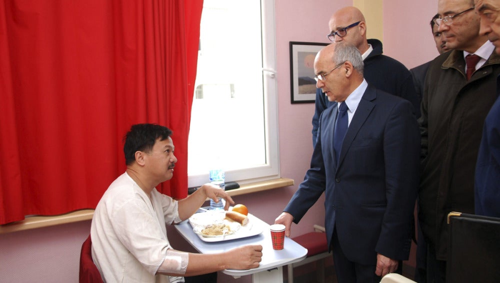 El ministro de Economía de Argelia visita a un rehén