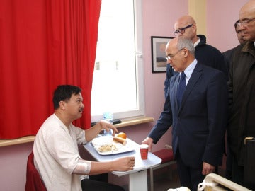 El ministro de Economía de Argelia visita a un rehén