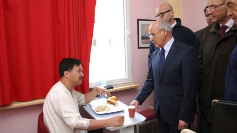 El ministro de Econom&iacute;a de Argelia visita a un reh&eacute;n