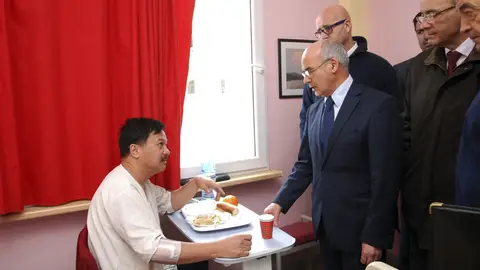 El ministro de Economía de Argelia visita a un rehén El ministro de Economía de Argelia visita a un rehén