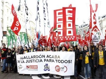 Cabecera de la manifestación en la que los sindicatos piden la retirada del 'tasazo'