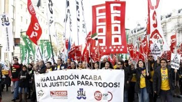 Cabecera de la manifestación en la que los sindicatos piden la retirada del 'tasazo'