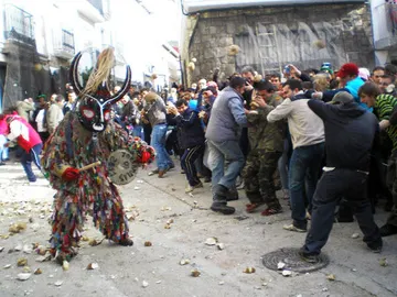 El 'Jarramplas' es 'castigado' a base de nabazos El 'Jarramplas' es 'castigado' a base de nabazos