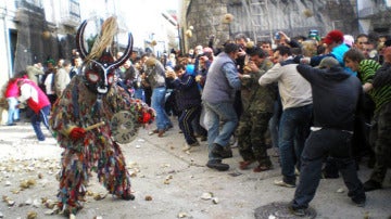 El 'Jarramplas' es 'castigado' a base de nabazos