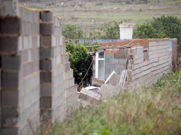 Dos muertos al caerles un muro por el viento