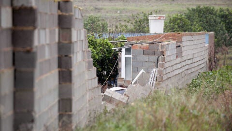Dos muertos al caerles un muro por el viento