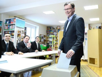 El ministro de Defensa de Asutria, Norbert Darabos, en el momento de votar