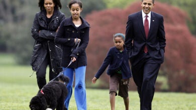 Obama amenaza a sus hijas con tatuarse lo mismo y en el mismo sitio si ellas lo hacen