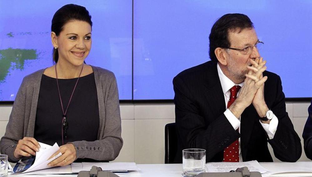  El presidente del PP, Mariano Rajoy, junto a la secretaria general, María Dolores de Cospedal