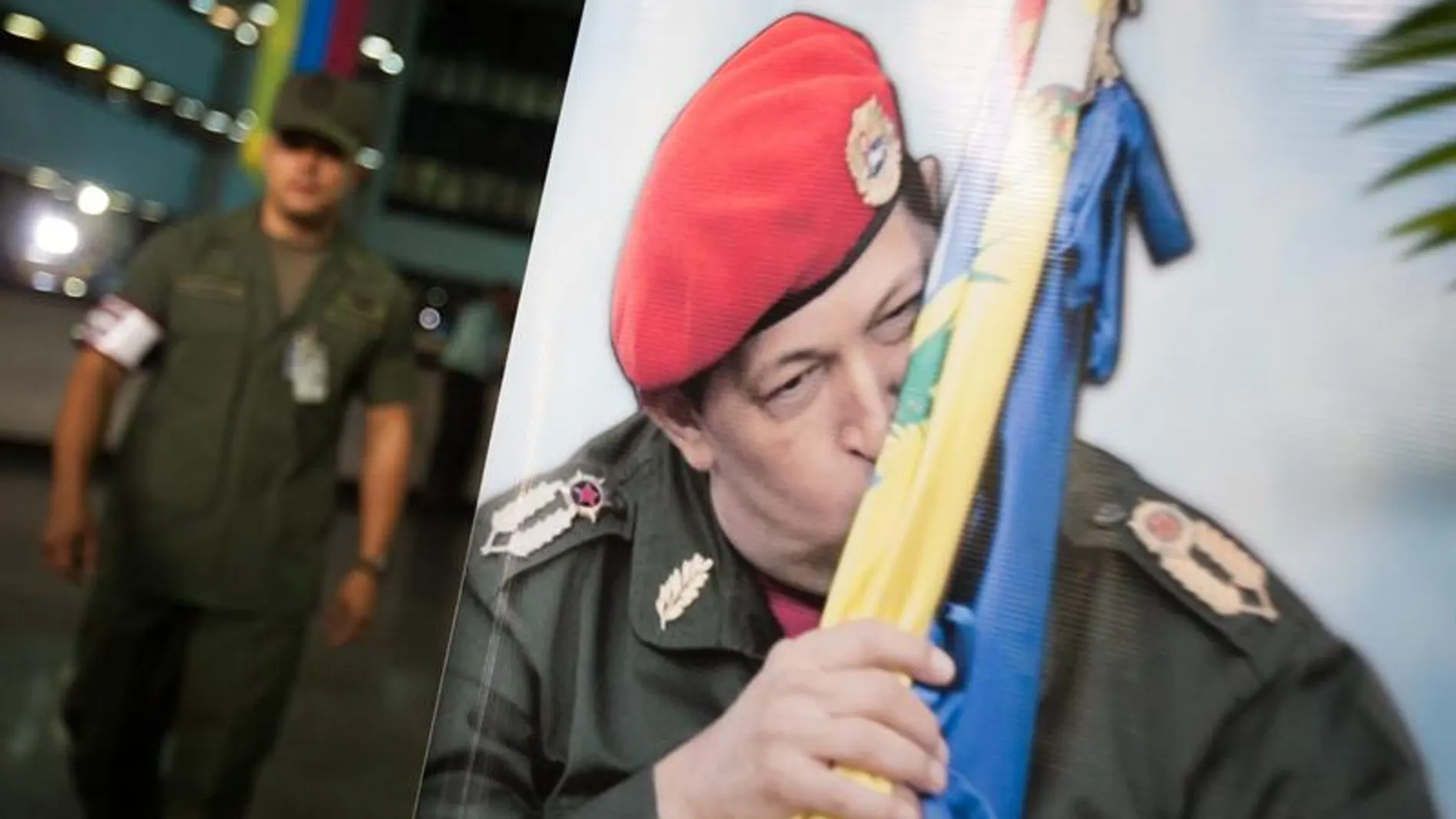 Un soldado camina cerca de un afiche del presidente de Venezuela Un soldado camina cerca de un afiche del presidente de Venezuela