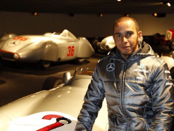 Lewis Hamilton visita la fábrica de Mercedes