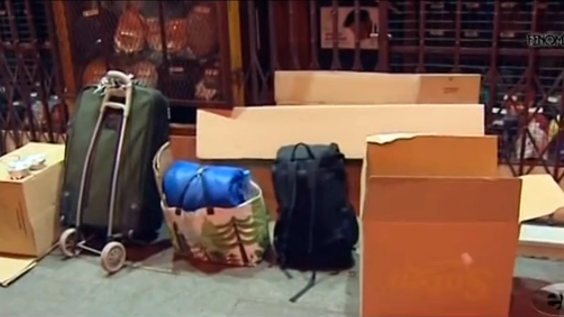 Cajas de cartón y maletas en el lugar en el que pernocta una persona 'sin techo'