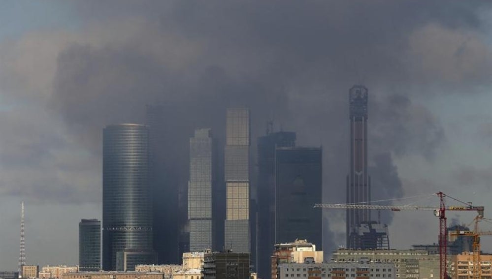 Arde un rascacielos en construcción en pleno centro de Moscú