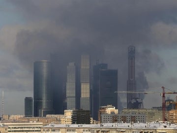 Arde un rascacielos en construcción en pleno centro de Moscú