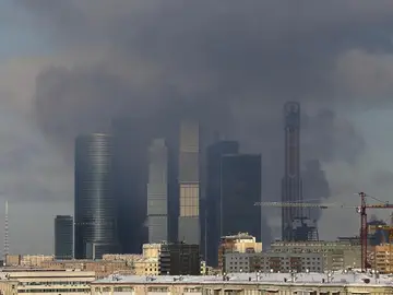 Arde un rascacielos en construcción en pleno centro de Moscú Arde un rascacielos en construcción en pleno centro de Moscú