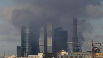 Arde un rascacielos en construcción en pleno centro de Moscú