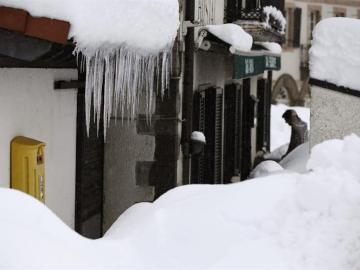 Carámbanos de hielo formados en el tejado de una de las viviendas de Roncesvalles