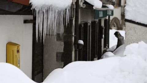 Car&aacute;mbanos de hielo formados en el tejado de una de las viviendas de Roncesvalles