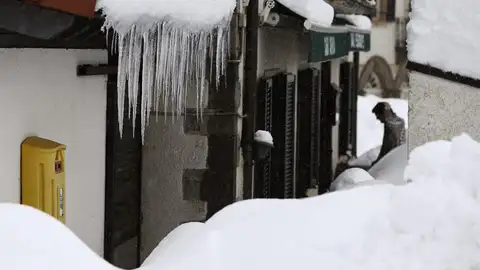 Carámbanos de hielo formados en el tejado de una de las viviendas de Roncesvalles Carámbanos de hielo formados en el tejado de una de las viviendas de Roncesvalles
