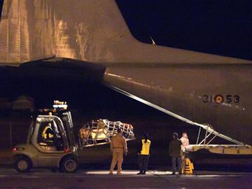 Personal militar carga el avión Hércules