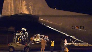 Personal militar carga el avión Hércules