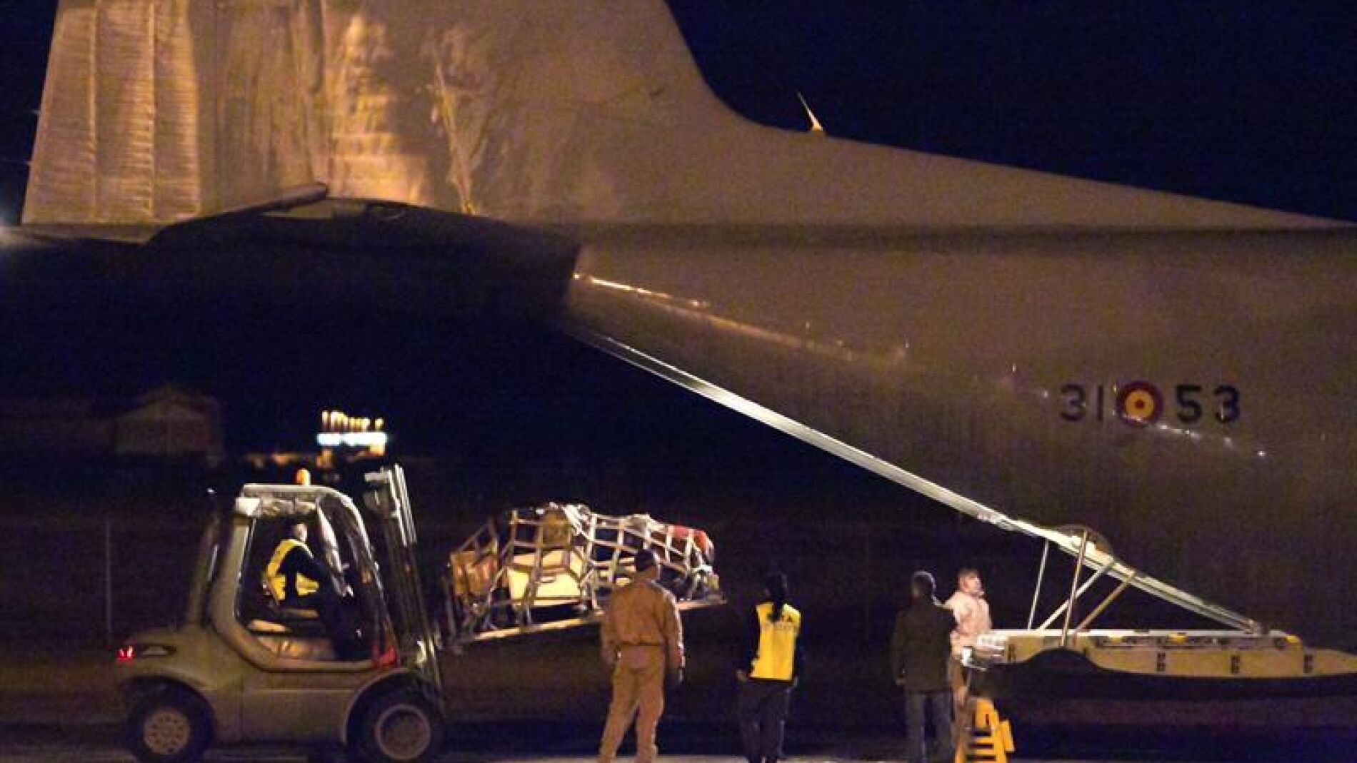 Personal militar carga el avi&oacute;n H&eacute;rcules