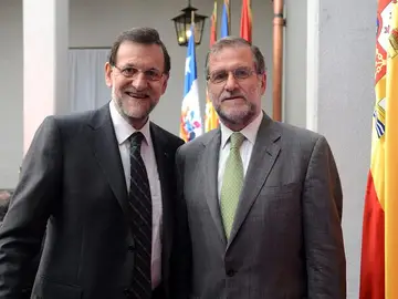 El presidente del Gobierno español, Mariano Rajoy, posando con el empresario chileno Gastón Cruzat El presidente del Gobierno español, Mariano Rajoy, posando con el empresario chileno Gastón Cruzat