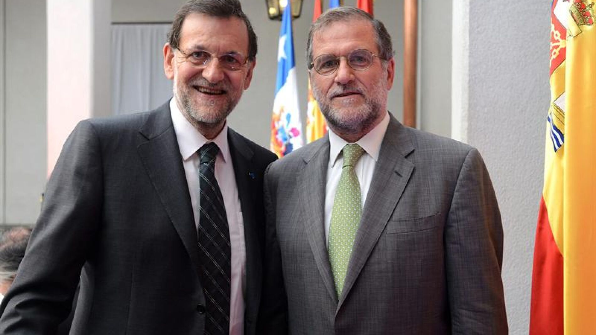 El presidente del Gobierno espa&ntilde;ol, Mariano Rajoy, posando con el empresario chileno Gast&oacute;n Cruzat
