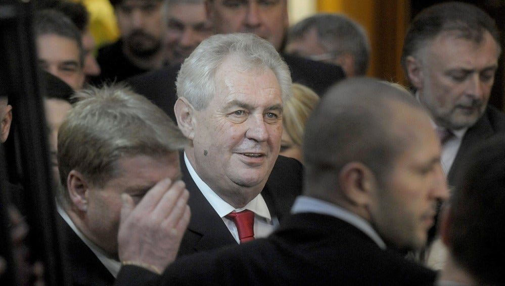 El exprimer ministro socialdemócrata Milos Zeman celebra su victoria en Praga