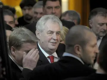 El exprimer ministro socialdemócrata Milos Zeman celebra su victoria en Praga El exprimer ministro socialdemócrata Milos Zeman celebra su victoria en Praga