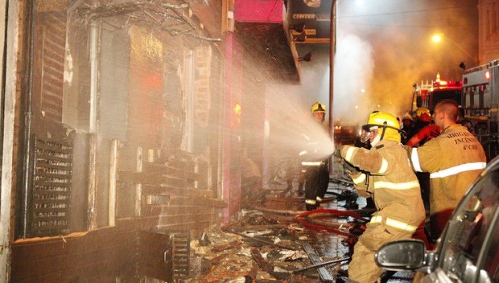 Bomberos intentan controlar el incendio