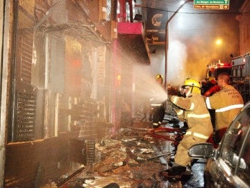 Bomberos intentan controlar el incendio Bomberos intentan controlar el incendio