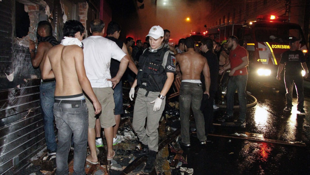 Jóvenes tras el incendio en la discoteca de Brasil