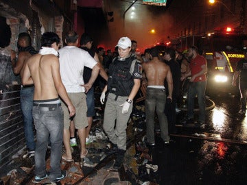 Jóvenes tras el incendio en la discoteca de Brasil Jóvenes tras el incendio en la discoteca de Brasil