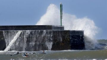 Un grupo de jóvenes practican surf en Vizcaya