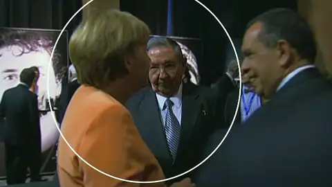 Merkel evita saludar a Raúl Castro Merkel evita saludar a Raúl Castro