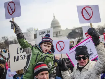 Miles de manifestantes marchan en Washington para pedir más control de armas Miles de manifestantes marchan en Washington para pedir más control de armas