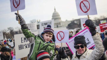 Miles de manifestantes marchan en Washington para pedir más control de armas
