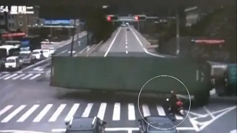 Brutal accidente con un camión en China Brutal accidente con un camión en China