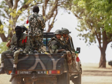 Soldados franceses y malienses patrullan