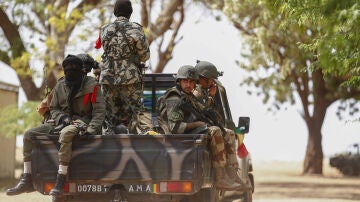Soldados franceses y malienses patrullan